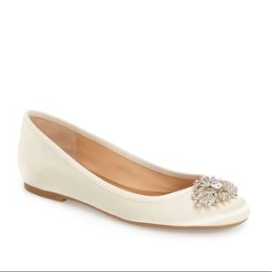 NWT BADGLEY MISCHKA Ivory Abella Flat